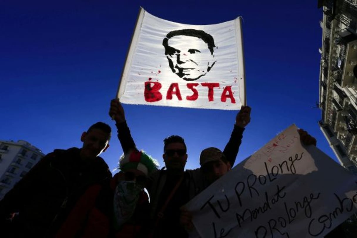 Les Algériens se rassemblent lors d’une manifestation à Alger, en Algérie, le vendredi 15 mars 2019. © Toufik Doudou/AP/SIPA