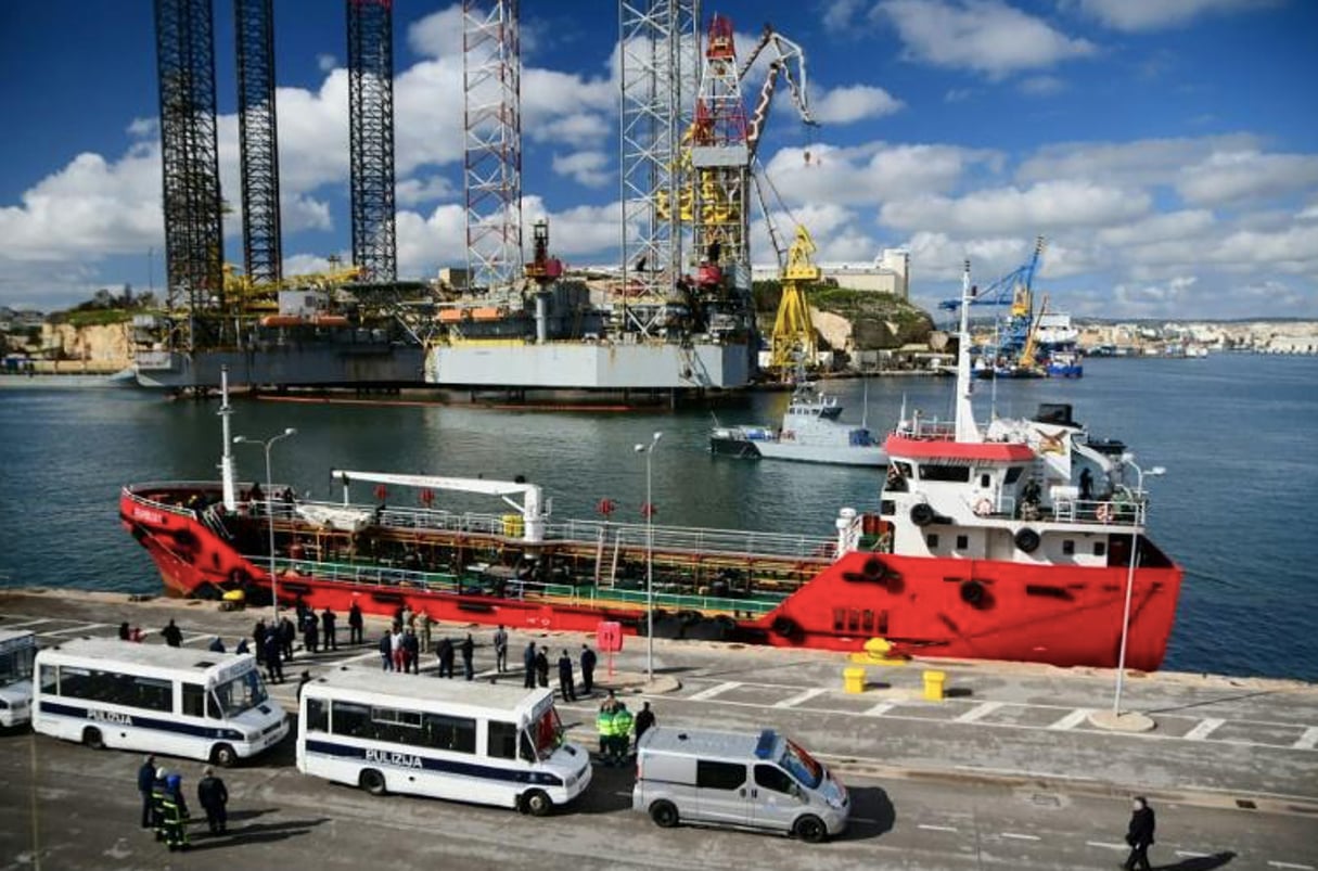 Des véhicules de police sur le quai du port de La Valette, où est amarré le pétrolier ravitailleur Elhiblu 1, le 28 mars 2019 à Malte. Photo d’illustration. © Matthew MIRABELLI/AFP