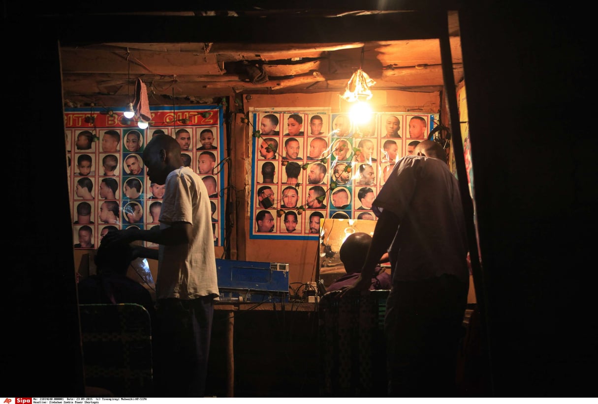 Pour faire face aux coupures, certains habitants ont recours à l’usage de générateurs électriques, comme ici à Harare (Zimbabwe) en septembre 2015 © AP/Sipa/Tsvangirayi Mukwazhi