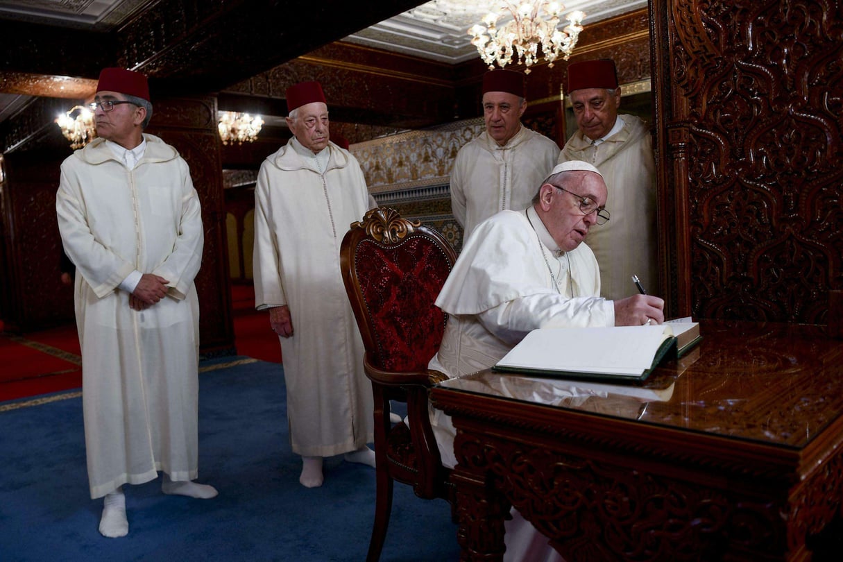 Le pape François consignant un mot dans le Livre d’or du Mausolée Mohammed V, samedi 30 mars à Rabat. © Ciro Fusco/AP/SIPA