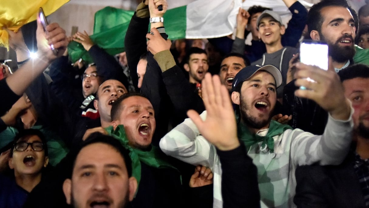 Algériens célébrant la démission d’Abdelaziz Bouteflika, mardi 2 avril dans les rues de la capitale, Alger. © Ryad Kramdi – AFP