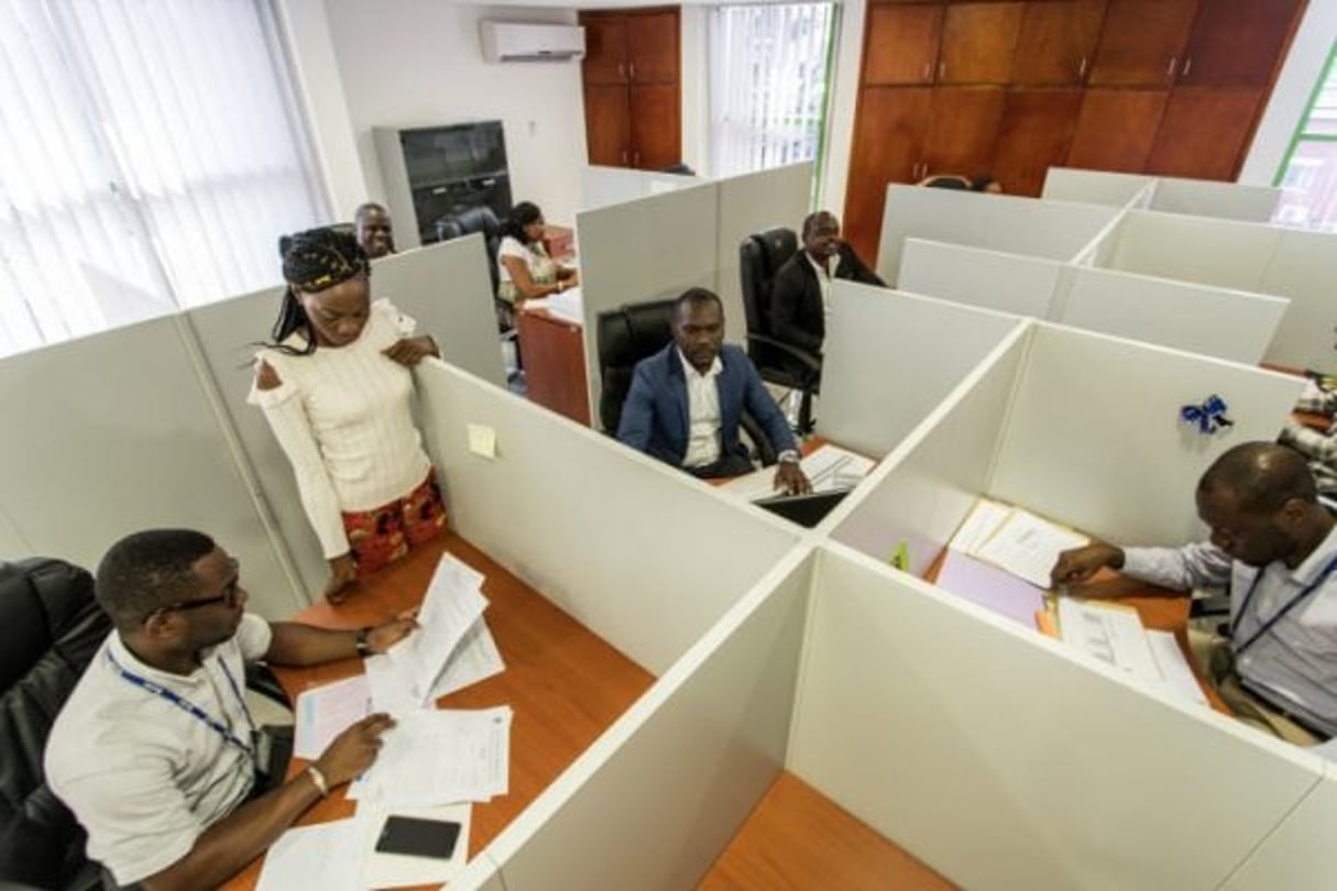 Guichet de réception des affiliés à la sécurité sociale gabonaise, à Libreville. © Jacques Torregano pour JA