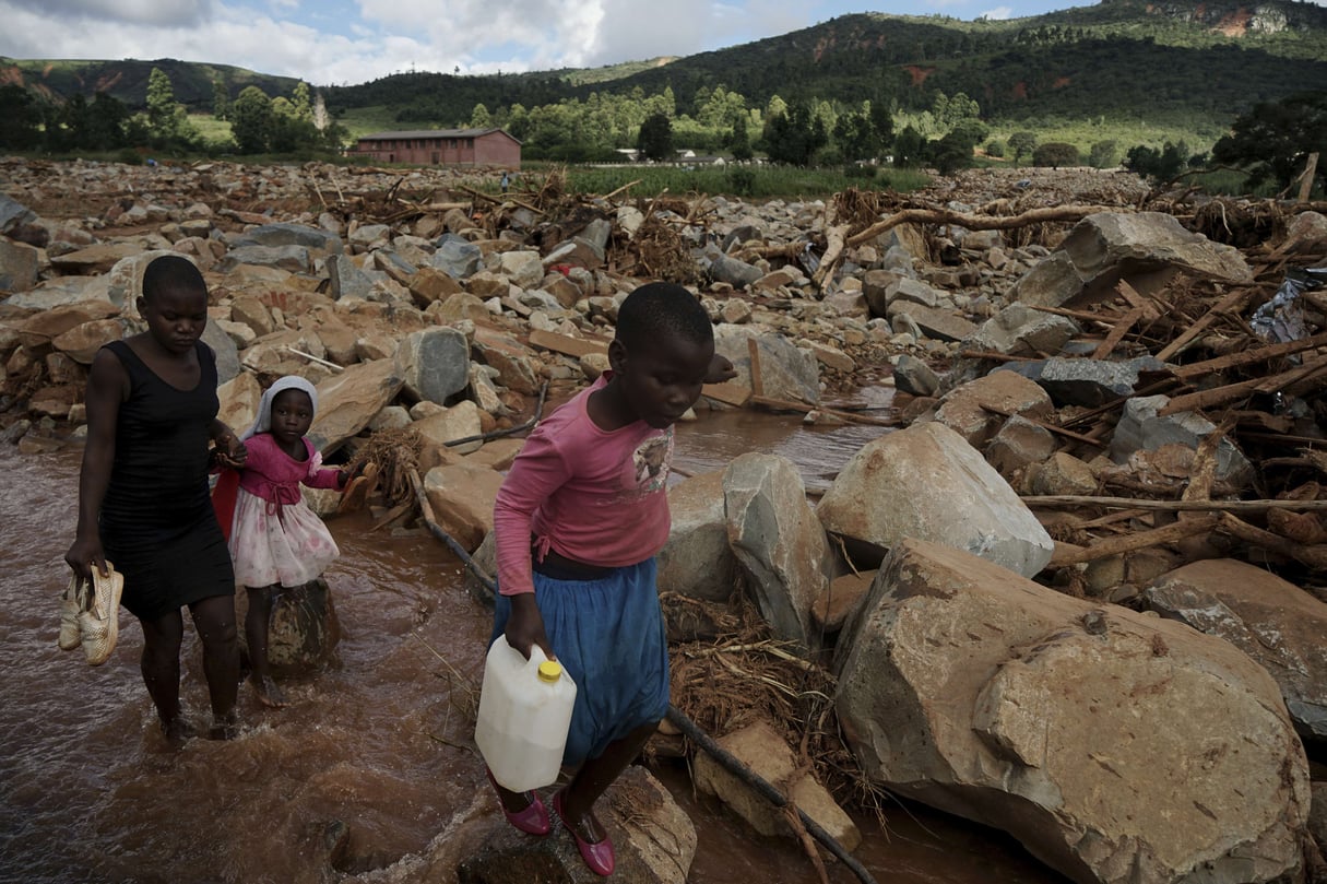Des enfants traversent un ruisseau à Chimanimani, au Zimbabwe, après le passage du cyclone Idai (image d’illustration). © KB Mpofu/AP/SIPA