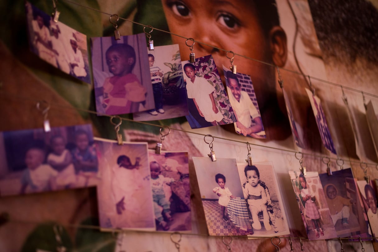 Des portraits de victimes du génocide des Tutsi au Rwanda, au mémorial de Gisozi à Kigali. © REUTERS/Jean Bizimana