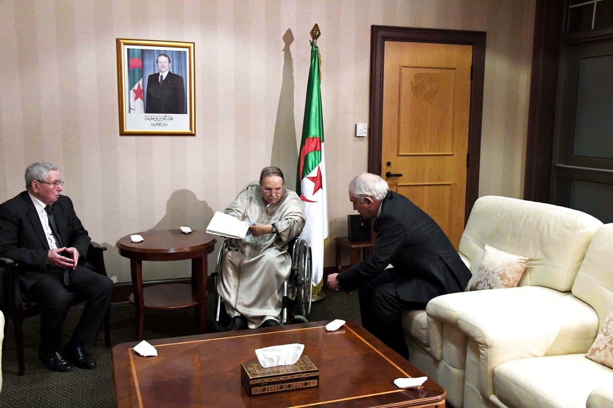 Abdelaziz Bouteflika présentant sa démission au président du Conseil constitutionnel, Tayeb Belaïz (à dr.), en présence d’Abdelkader Bensalah, président de la chambre haute, le 2 avril. © APS/APP
