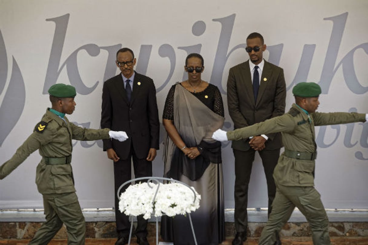 Le président rwandais Paul Kagame, la Première dame Jeannette Kagame et leur fils Ivan Cyomoro Kagame, au mémorial du génocide à Kigali, le 7 avril. © Ben Curtis/AP/SIPA