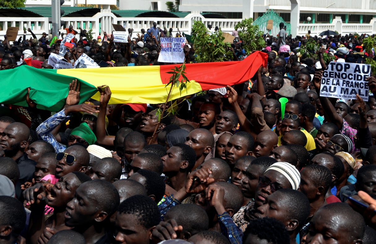 Le 5 avril 2019, plusieurs milliers de personnes ont manifesté à Bamako pour dénoncer l’incapacité de l’État et de la communauté internationale à mettre un terme aux violences intercommunautaires et à l’insécurité. © REUTERS/Keita Amadou