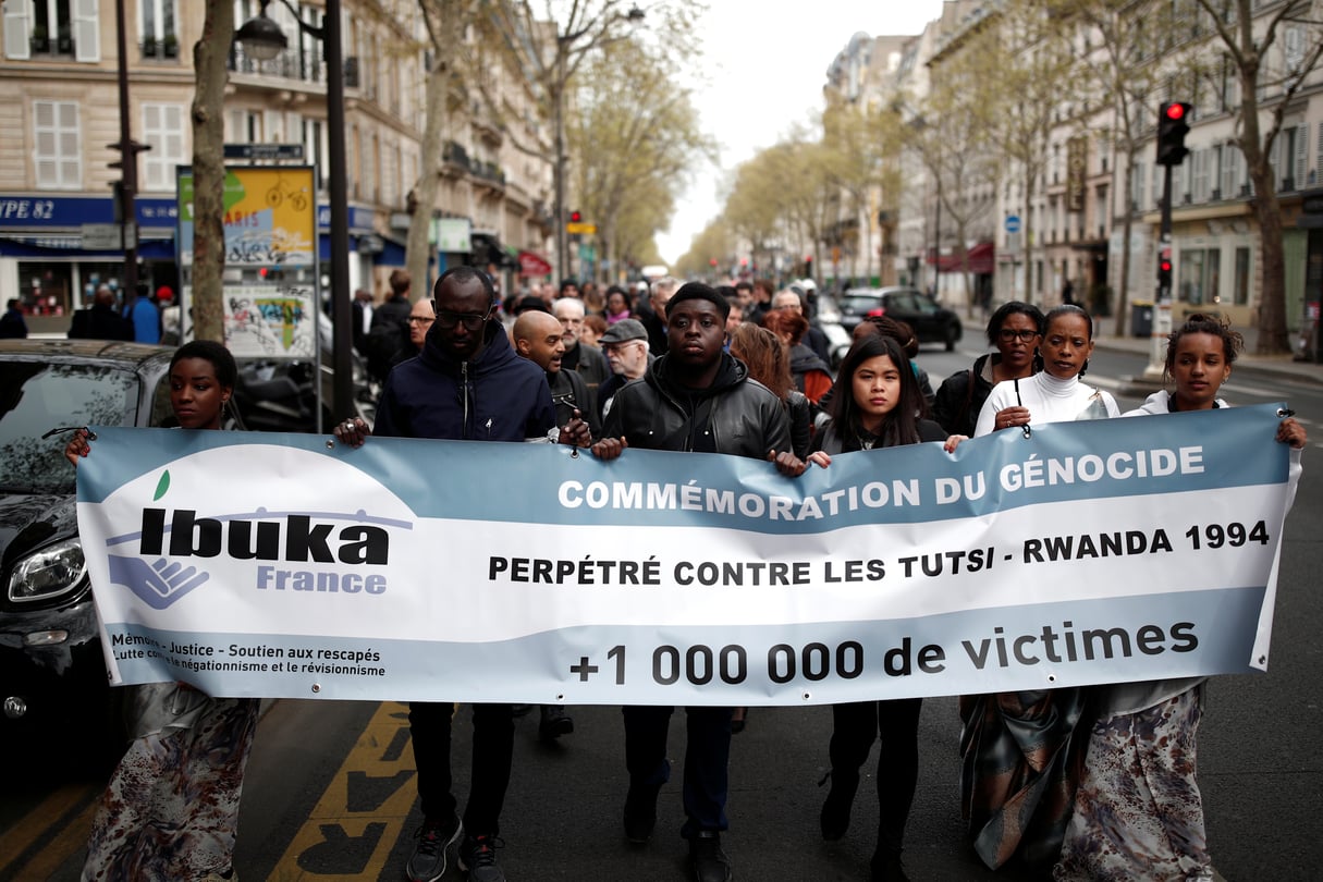 Lors de la marche silencieuse organisée à Paris pour commémorer le 25e anniversaire du génocide des Tutsi au Rwanda, le 7 avril 2019. © REUTERS/Benoit Tessier
