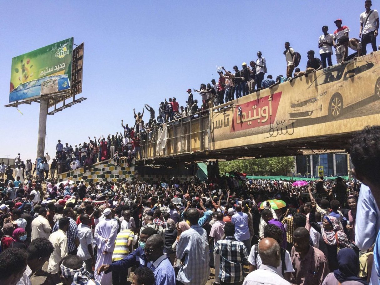 Des manifestants réclamant le départ d’Omar el-Béchir, le 8 avril 2019 à Khartoum. © AP/SIPA