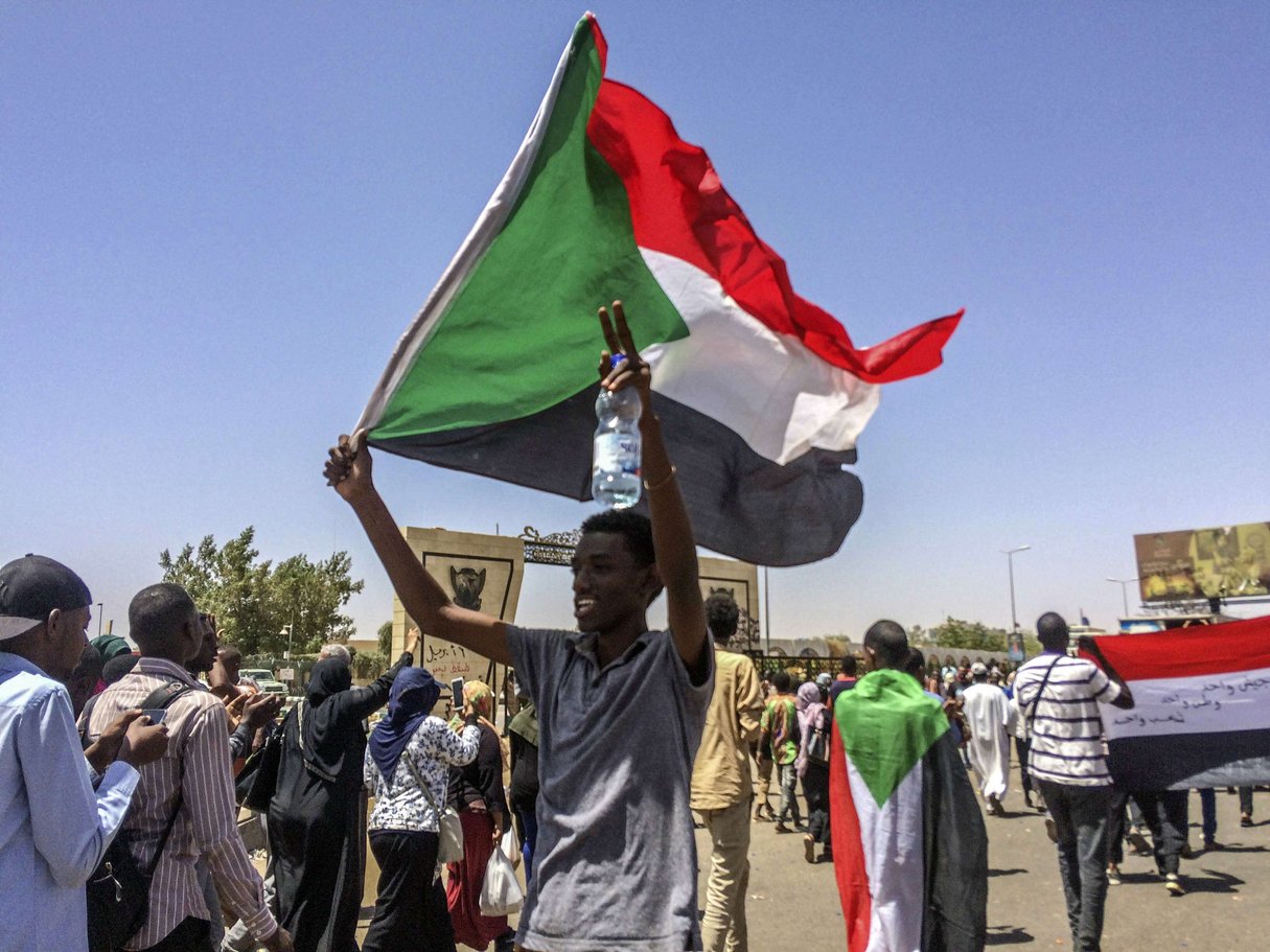 Des manifestants anti Béchir, à Khartoum, le 8 avril 2019. © Ali Osman Taha