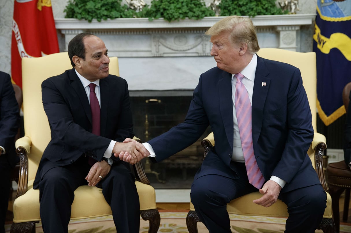 Le président américain Donald Trump (à d.) avec son homologue égyptien Abdel Fattah al-Sisi à la Maison Blanche, le mardi 9 avril 2019, à Washington. © Evan Vucci/AP/SIPA