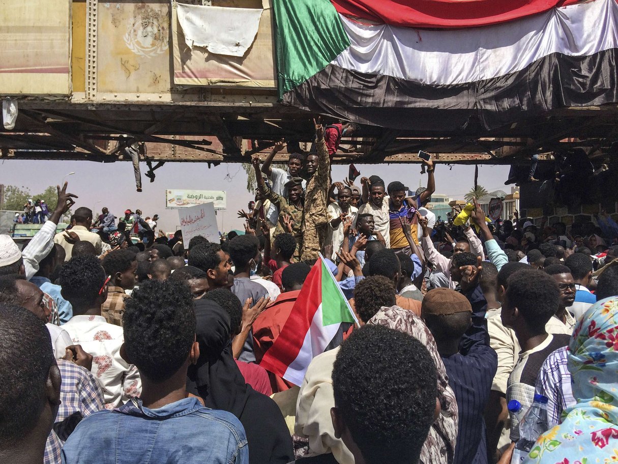 Des manifestants dans les rues de Khartoum, le 8 avril 2019. © AP/SIPA