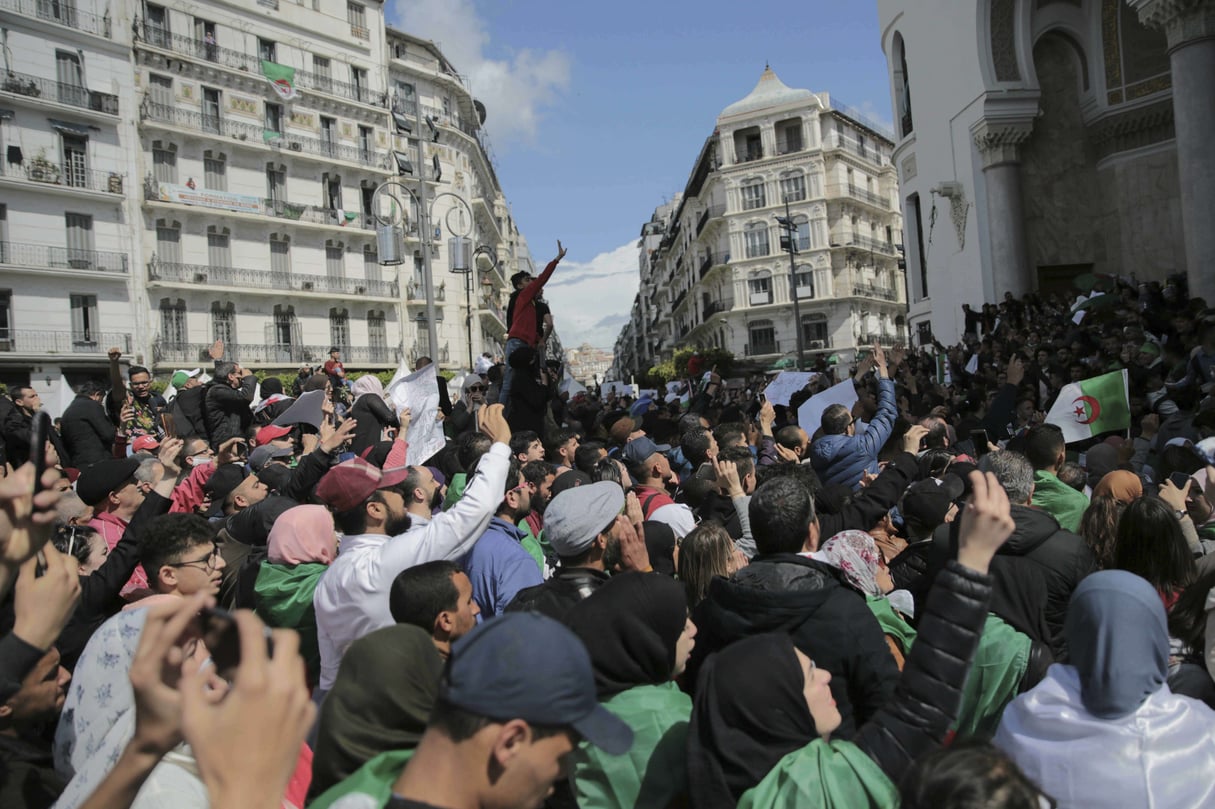 Des manifestants à Alger, mercredi 10 avril 2019 (photo d’illustration). © Mosa’ab Elshamy/AP/SIPA