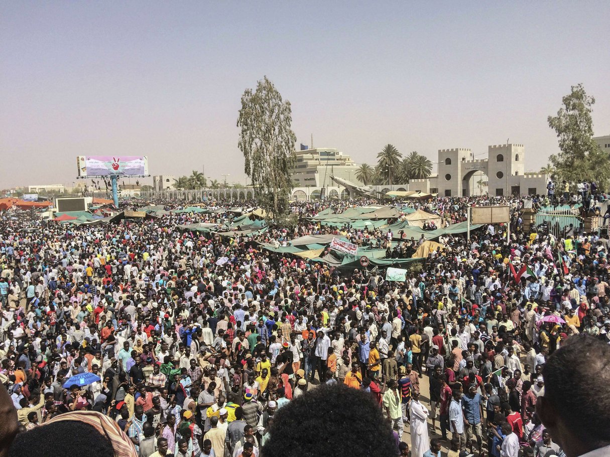Les Soudanais célébrant dans les rues de Khartoum la chute d’Omar el-Béchir, jeudi 11 avril 2019. © AP/SIPA