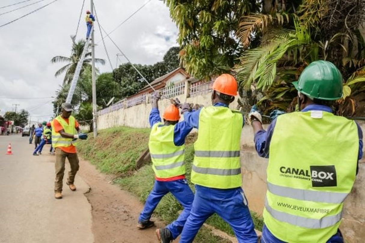 Installation de fibre optique aérienne en 2017 au Gabon. Photo © YvanGabonPictures/Vivendi/GVA