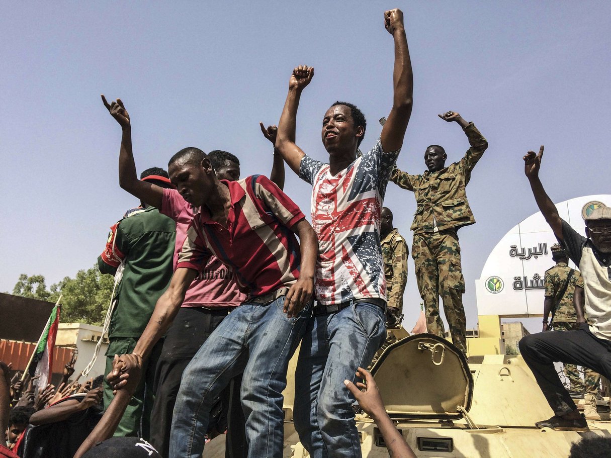 Des manifestants sur un char de l’armée soudanaise, jeudi 11 avril 2019 à Khartoum. © AP/SIPA