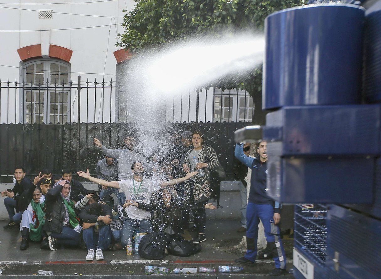 Des étudiants aspergés par les canons à eau de la police, mardi 9 avril 2019 à Alger. © Anis Belghoul/AP/SIPA