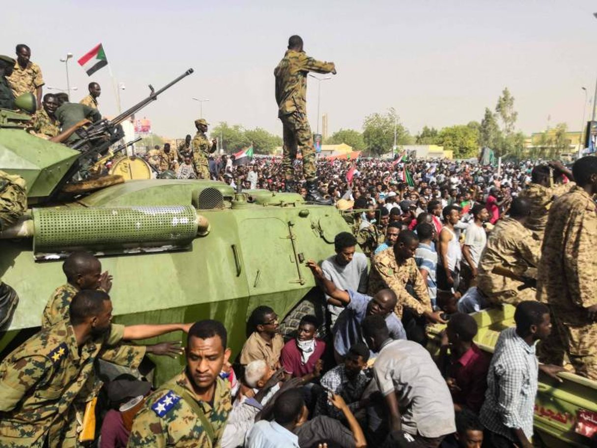 Des soldats soudanais devant devant le QG de l’armée à Khartoum le 11 avril 2019. © AFP