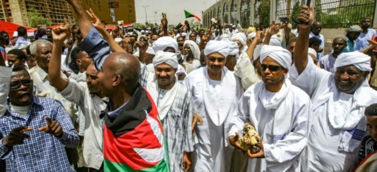 Des manifestants soudanais devant le QG de l’armée, à Khartoum le 12 avril 2019. © Ebrahim Hamid /AFP