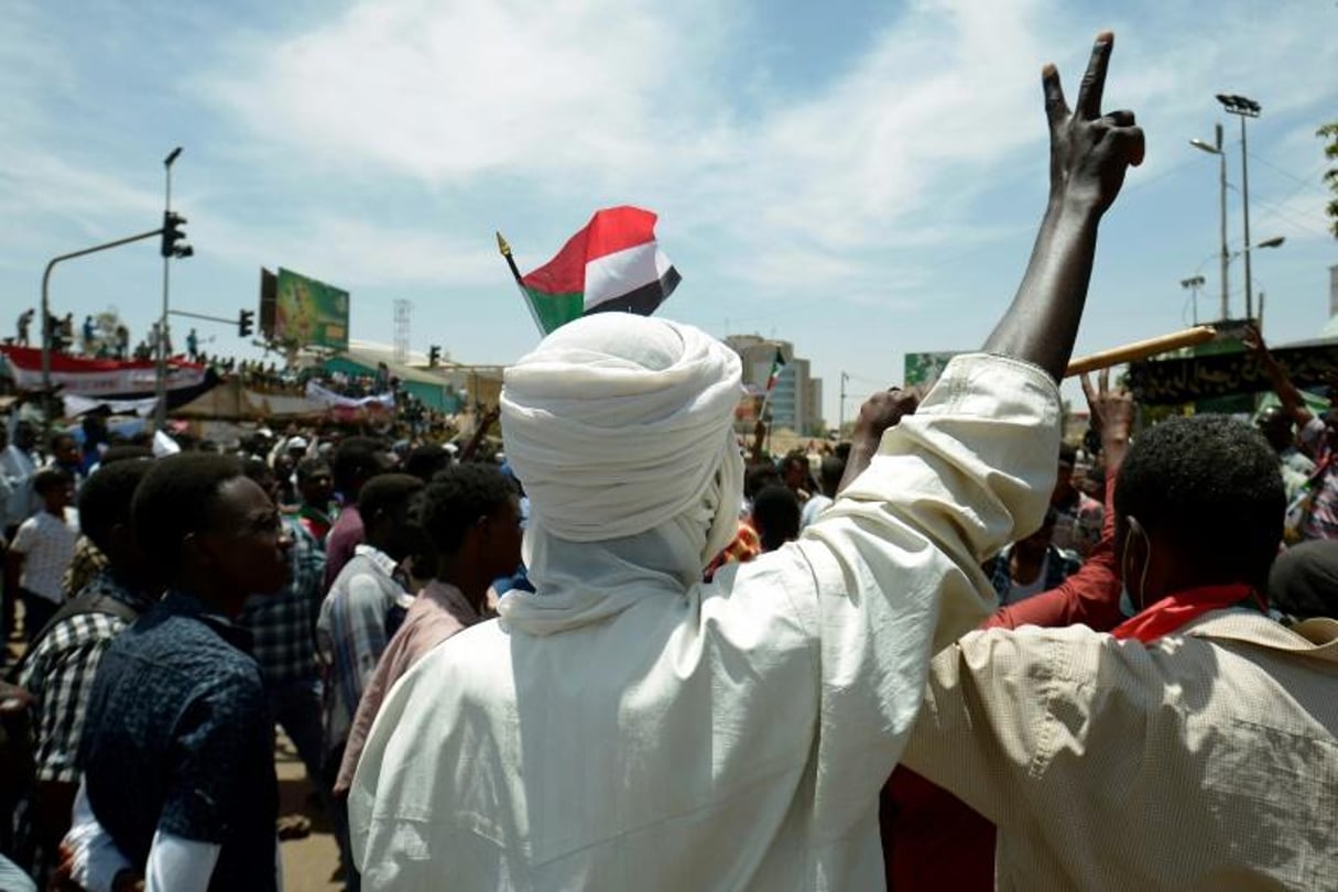Des manifestants rassemblés dans le centre de la capitale soudanaise Khartoum, le 14 avril 2019. © Mohammed Hemmeaida / AFP
