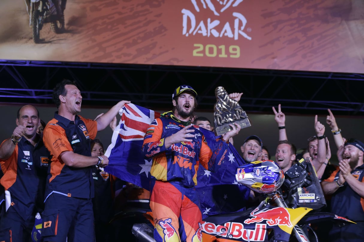 L’Australien Toby Price célébrant sa victoire finale sur le Dakar 2019. © AP Photo/Martin Mejia