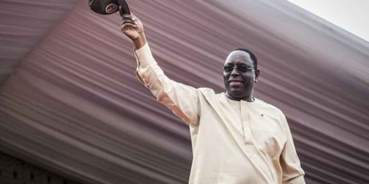 Le président Macky Sall salue ses supporters pendant sa campagne à Guediawaye le 20 février 2019. © Sylvain Cherkaoui pour JA