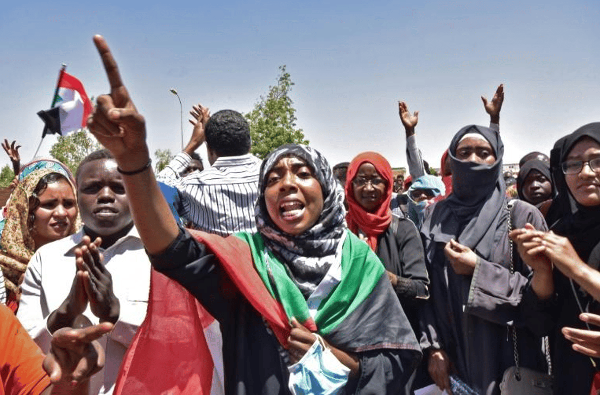 Des manifestants près du QG de l’armée soudanaise, le 15 avril 2019 à Khartoum. © AHMED MUSTAFA/AFP