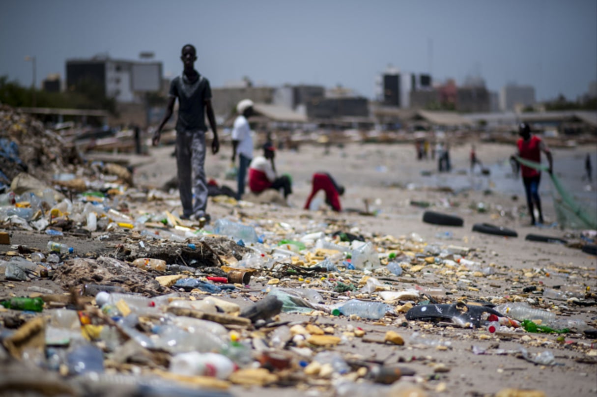 Des déchets s’amoncellent sur la plage de Soumbedioune, à Dakar. © Sylvain Cherkaoui pour JA