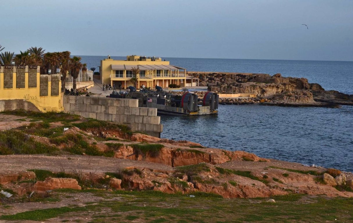 Un navire amphibie américain préparant une évacuation sur la côte à l’ouest de Tripoli, dimanche 7 avril 2019 (image d’illustration). © Mohammed Omar Aburas/AP/SIPA