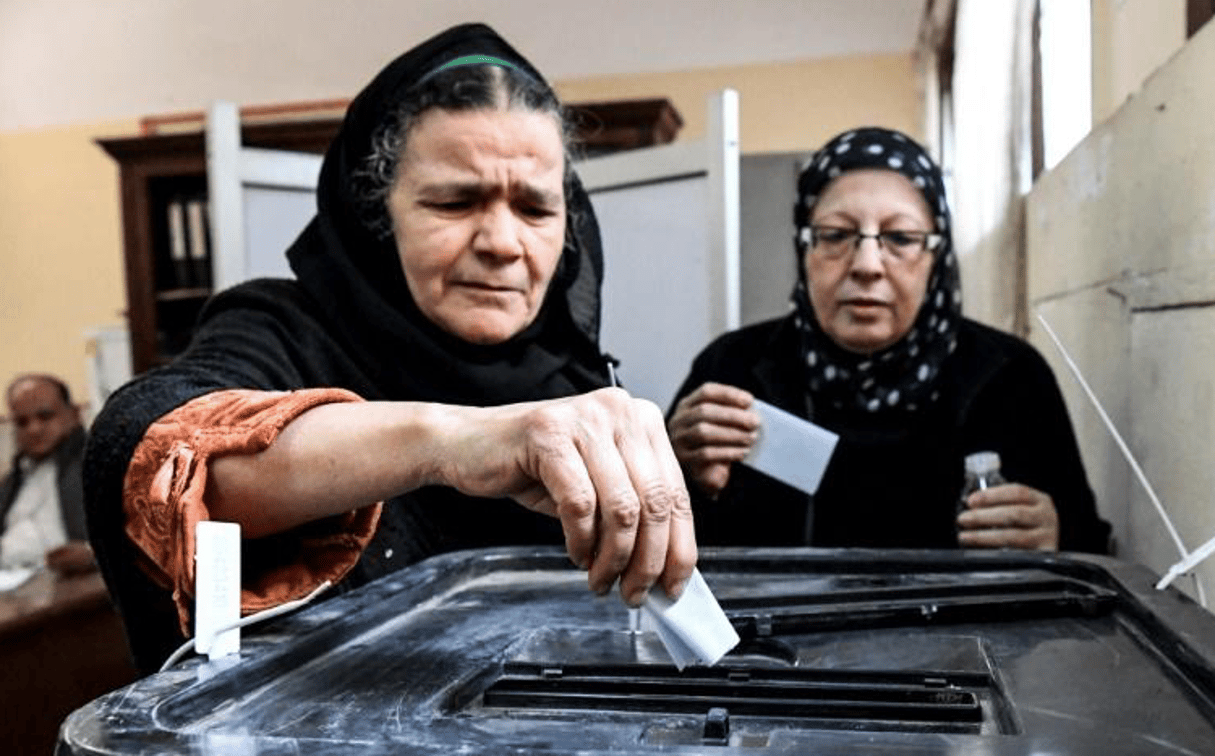 Des Égyptiennes votent lors d’un référendum devant prolonger le mandat du président Abdel Fattah al-Sissi, le 20 avril 2019 dans le quartier de Shoubra au Caire. © Khaled DESOUKI/AFP