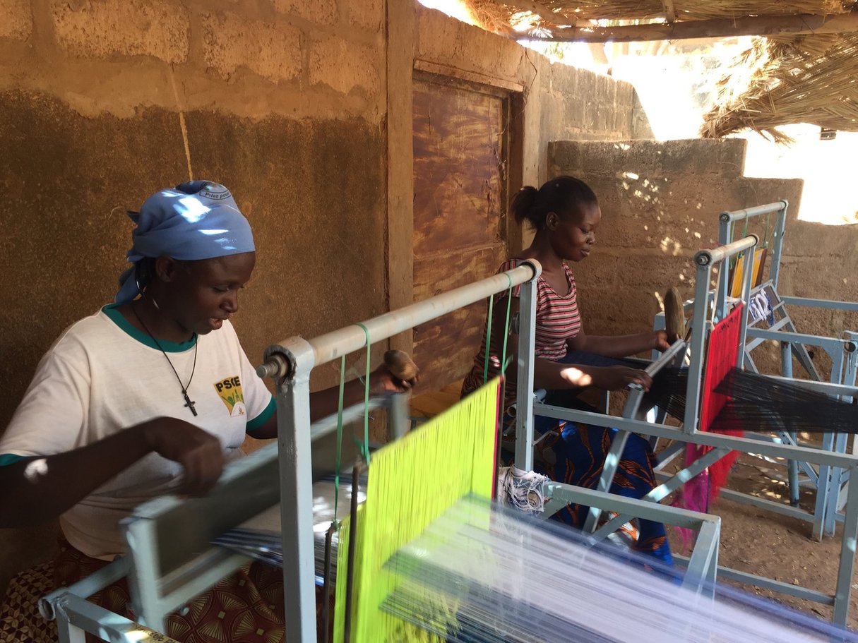 Des femmes tissent du Faso Dan Fani pour l marque burkinabè Adaja. © DR / Centre Adaja / https://www.facebook.com/CentreADAJA/