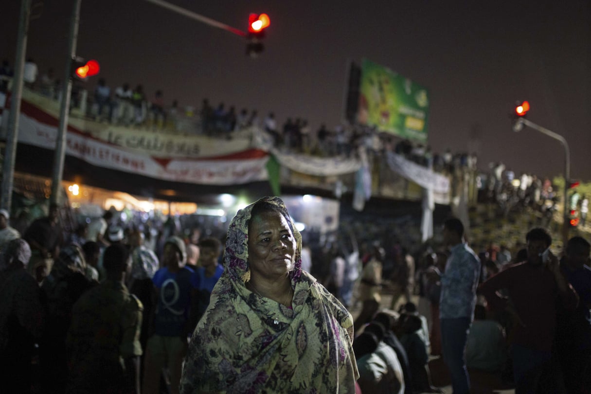 L’activiste soudanaise Amal al-Zein, après sa libération des geôles du pouvoir d’Omar el-Béchir, le 18 avril 2019 à Khartoum. © Salih Basheer/AP/SIPA