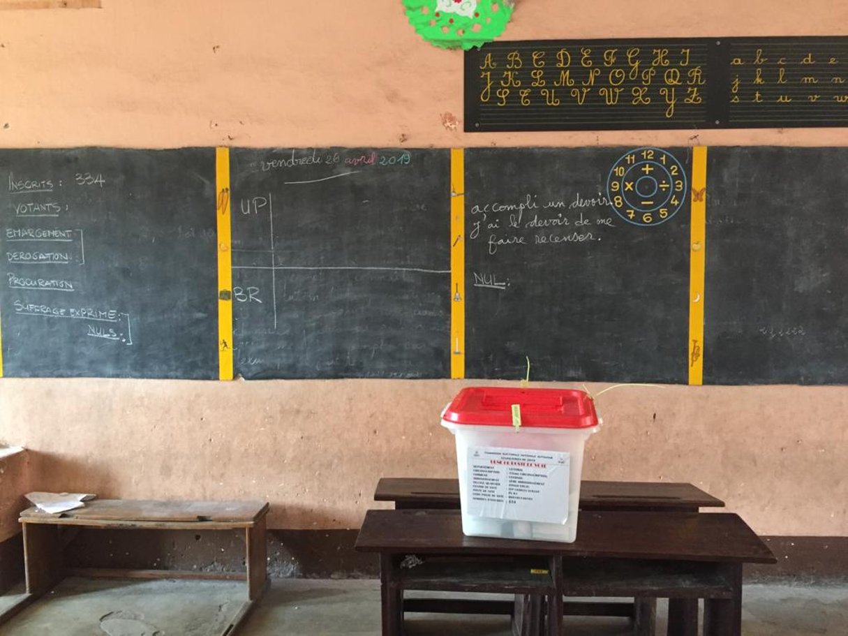 Un bureau de vote vide à Cotonou, dimanche 28 avril 2019 à l’occasion des premières élections législatives de l’ère Patrice Talon. © Vincent Duhem