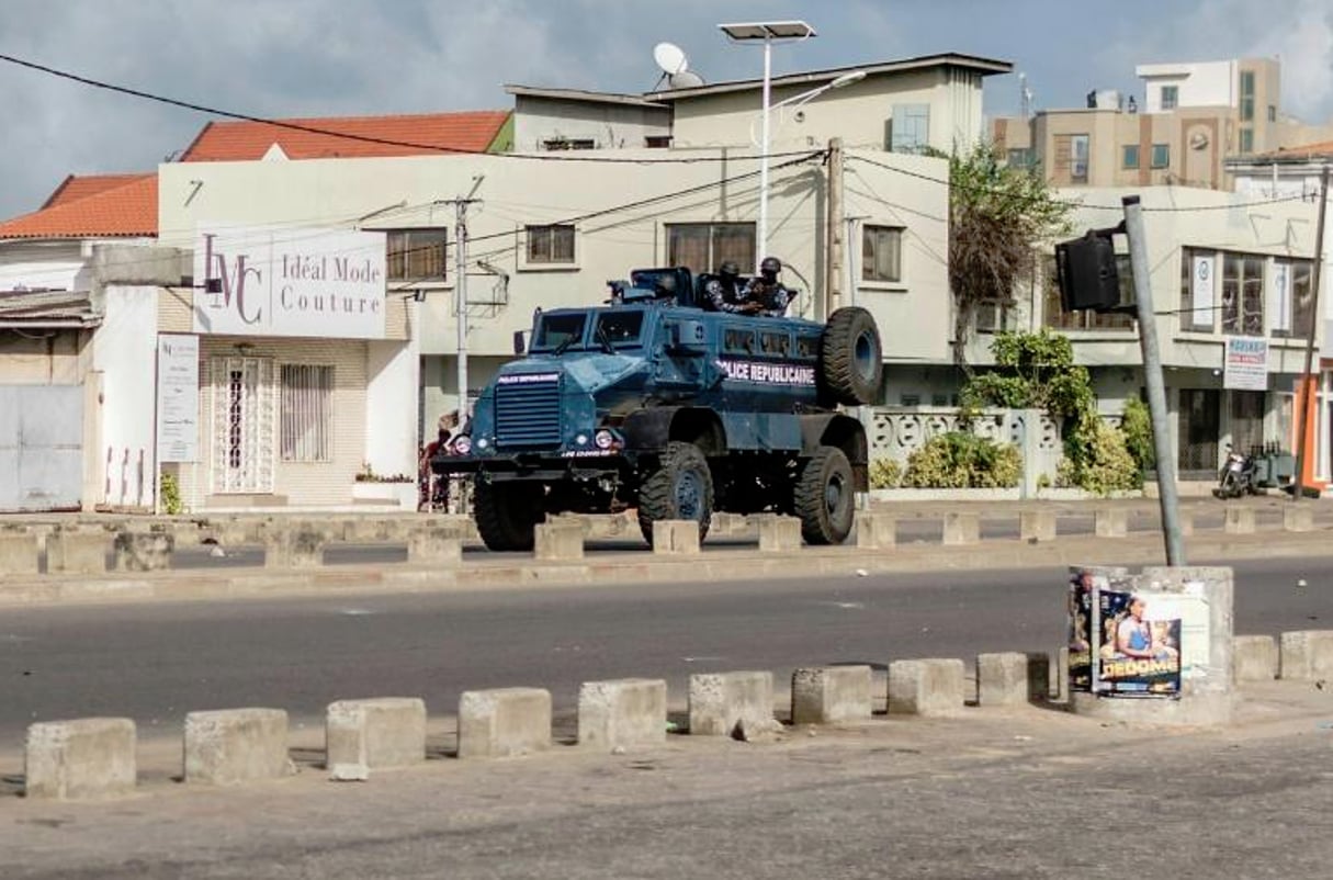 Un véhicule blindé de la police en patrouille dans le quartier de Cadjehoun, où se trouve le domicile de l’ex-président Boni Yayi, le 1er mai 2019 à Cotonou, au Bénin. © Yanick Folly/AFP