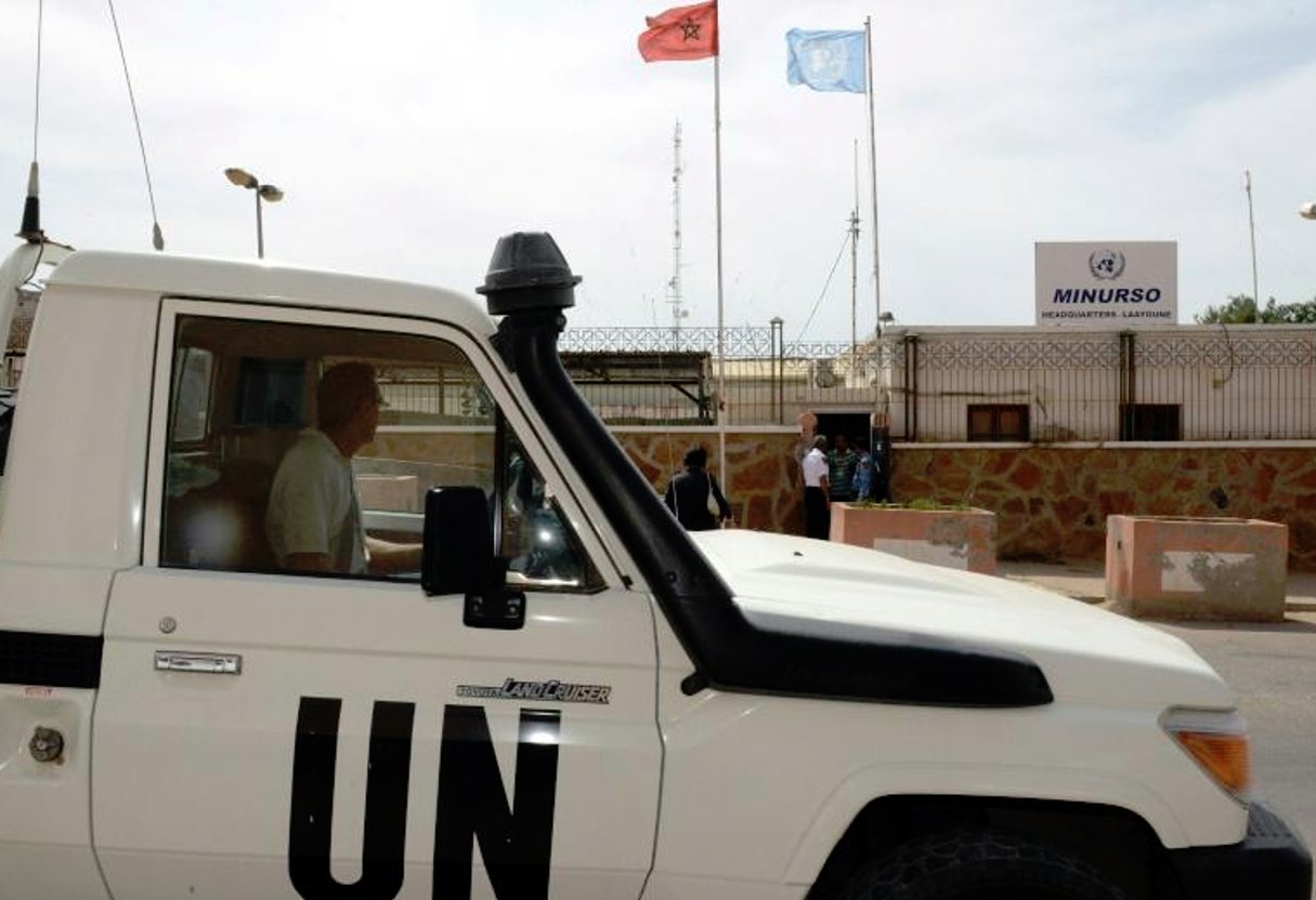 Un véhicule de l’ONU passe devant le siège de la Minurso, le 13 mai 2013 à Laâyoune. © AFP