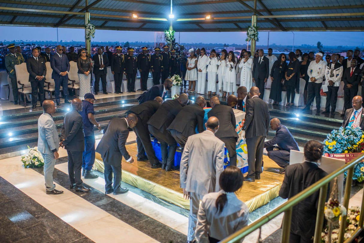 Le mausolée temporaire de l’ancien leader politique de l’UDPS à Nsele, près de Kinshasa. &copy; Colin Delfosse pour JA