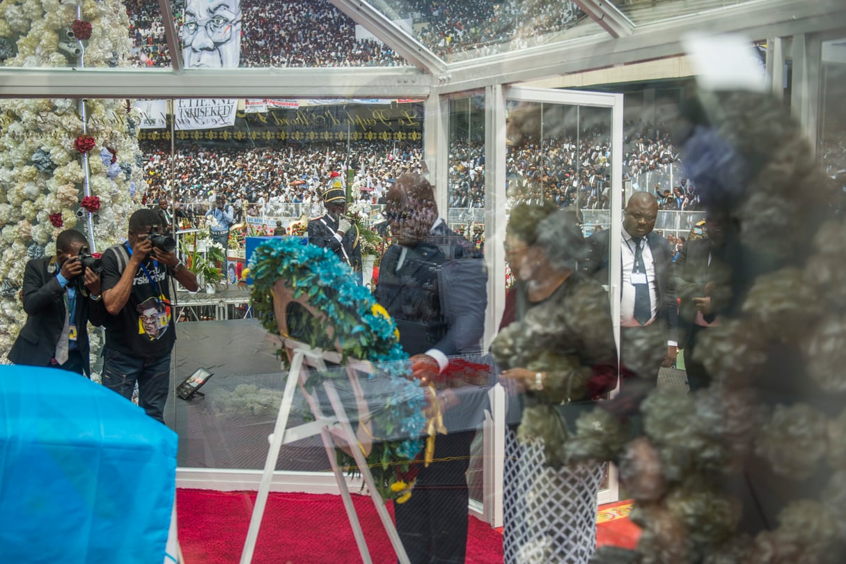 Le fils du défunt et actuel président de la RD Congo vient déposer une gerbe de fleurs devant le cercueil de son père, le 1er juin 2019 au stade des Martyrs de Kinshasa. &copy; Colin Delfosse pour JA