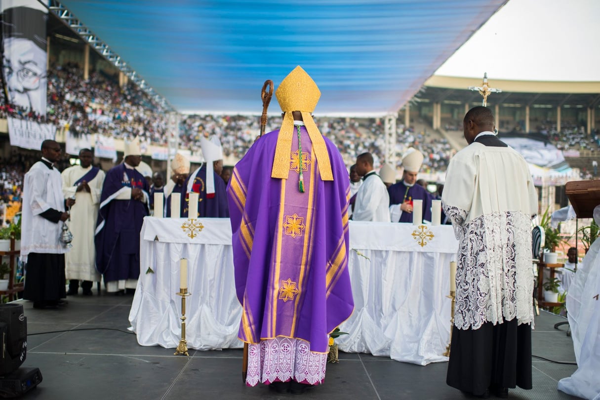 L’archevêque Fridolin Ambongo donne une messe en honneur au défunt. © Colin Delfosse pour JA