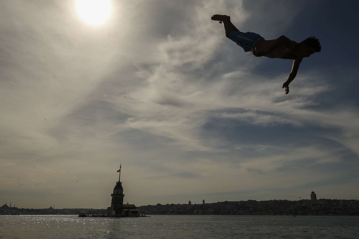 Un jeune plonge dans le Bosphore, à Istanbul, en juin 2018. &copy; Emrah Gurel/AP/SIPA