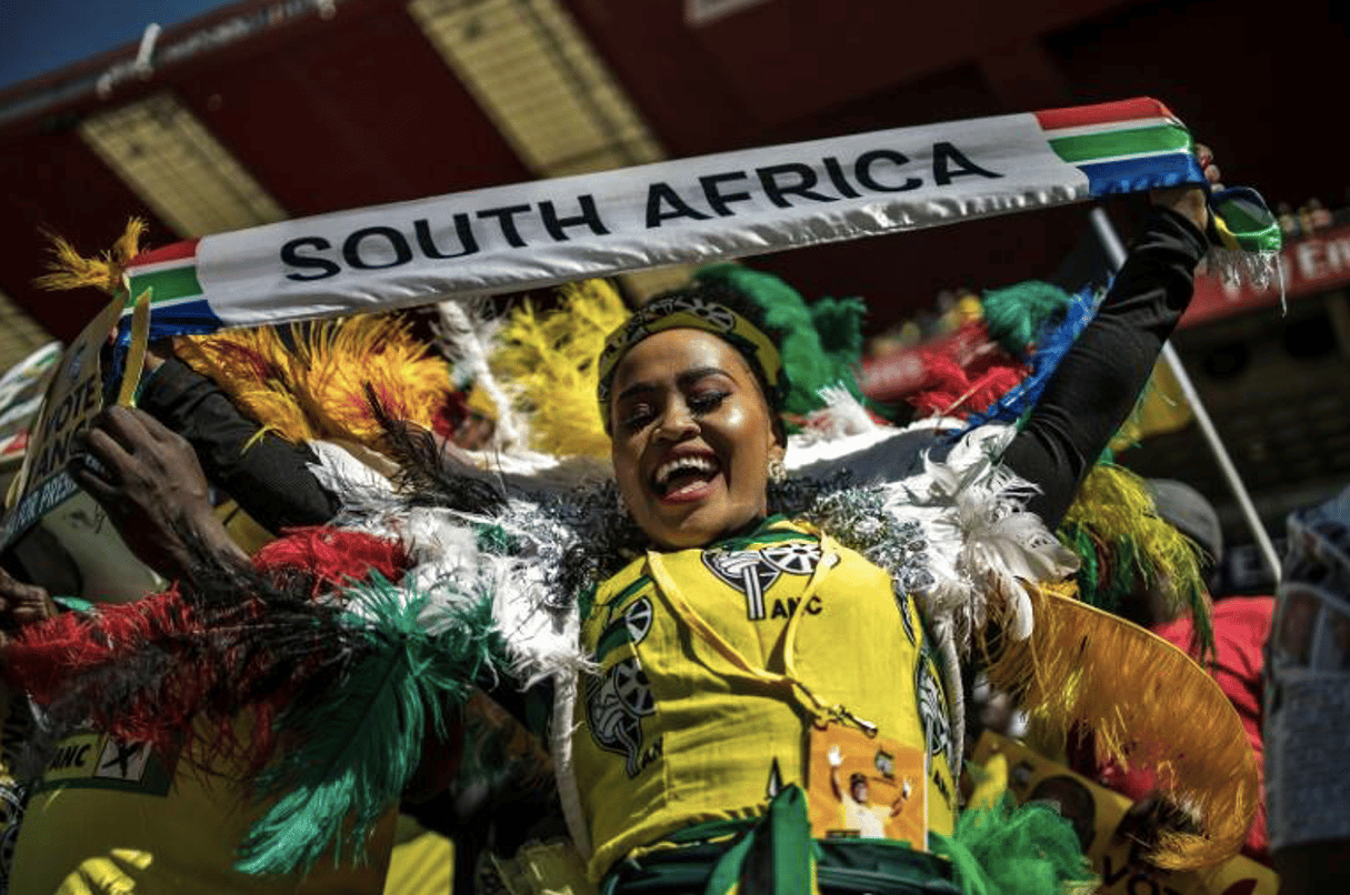 Une sympathisante de l’ANC pendant un meeting électoral à Johannesburg, le 5 mai 2019. © MARCO LONGARI/AFP