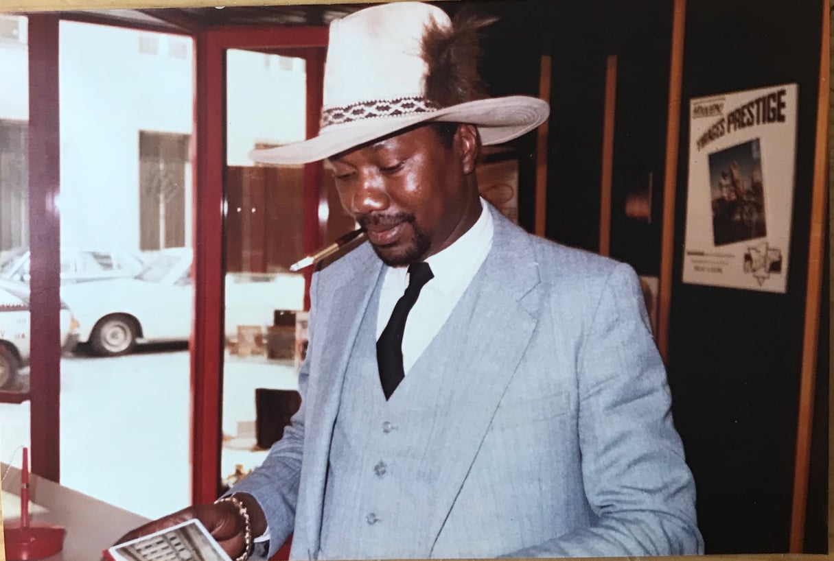 Le photographe Mamadou Super Koné, dans les années 1980. © DR / Collection personnelle Mamadou Koné