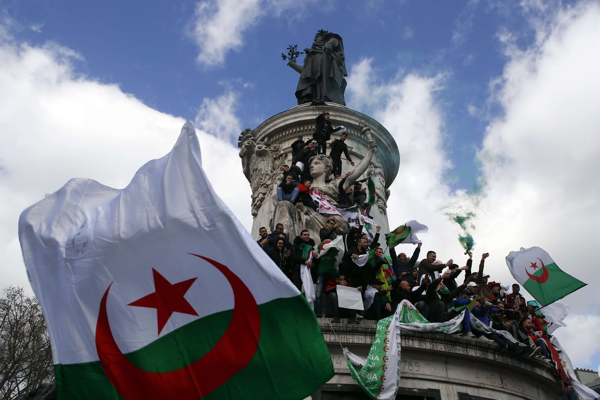 Des manifestants brandissant des drapeaux algériens sur la place de la République, à Paris, le 10 mars 2019 (image d’illustration). © Francois Mori/AP/SIPA