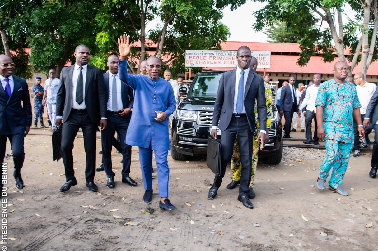 Le chef de l’État à la sortie du bureau de vote, à Cotonou, le 28 avril. © PRÉSIDENCE DU BÉNIN