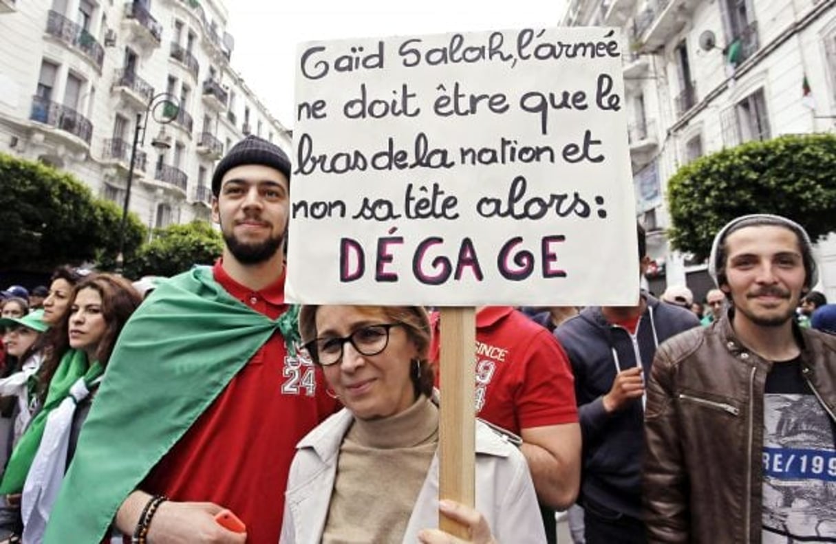 Une manifestante à Alger, le 3 mai. © Anis Belghoul/AP/SIPA