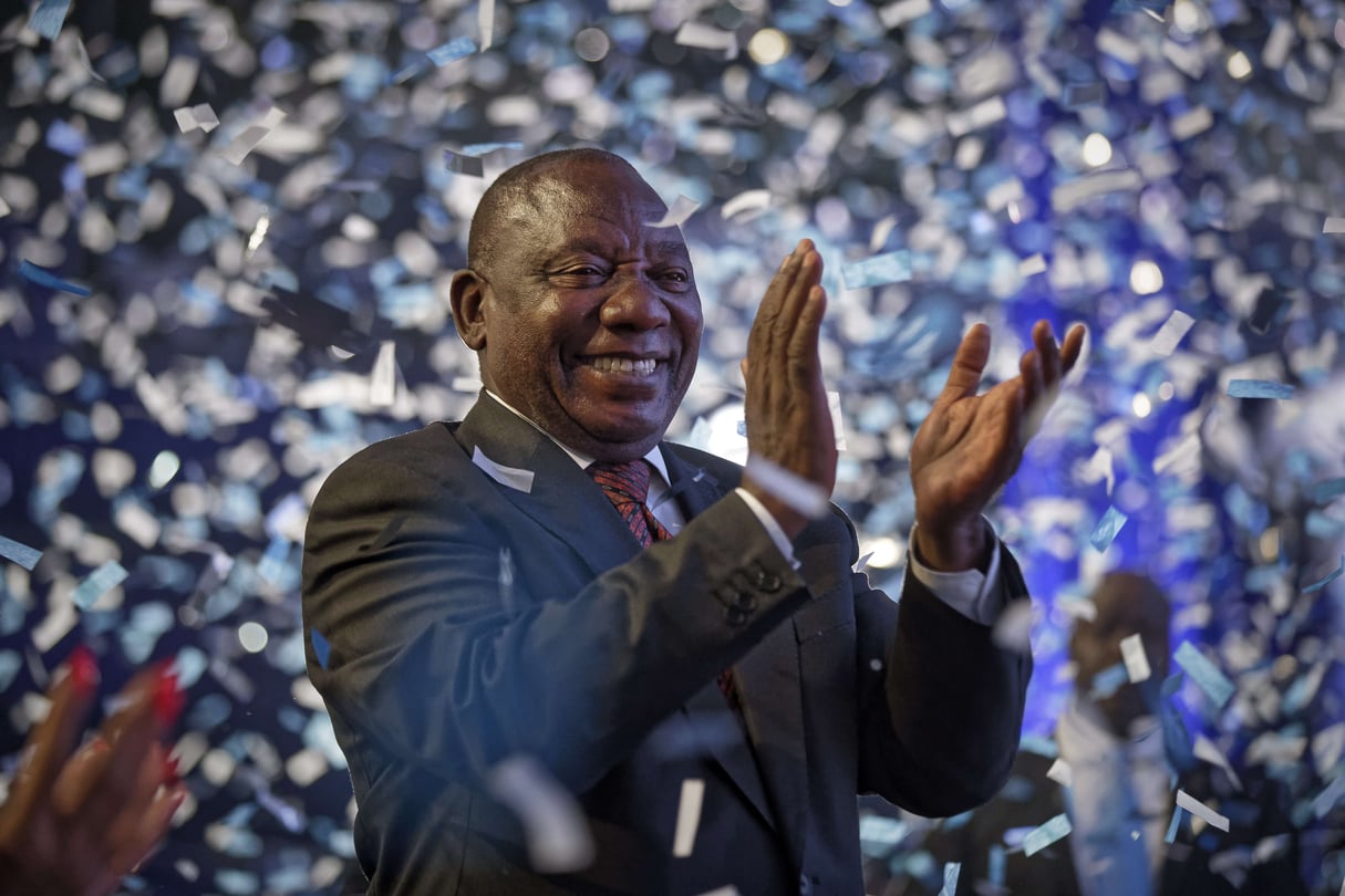 Le président Cyril Ramaphosa se félicite à l’annonce des résultats des élections générales, en Afrique du Sud, le samedi 11 mai 2019. © Ben Curtis/AP/SIPA