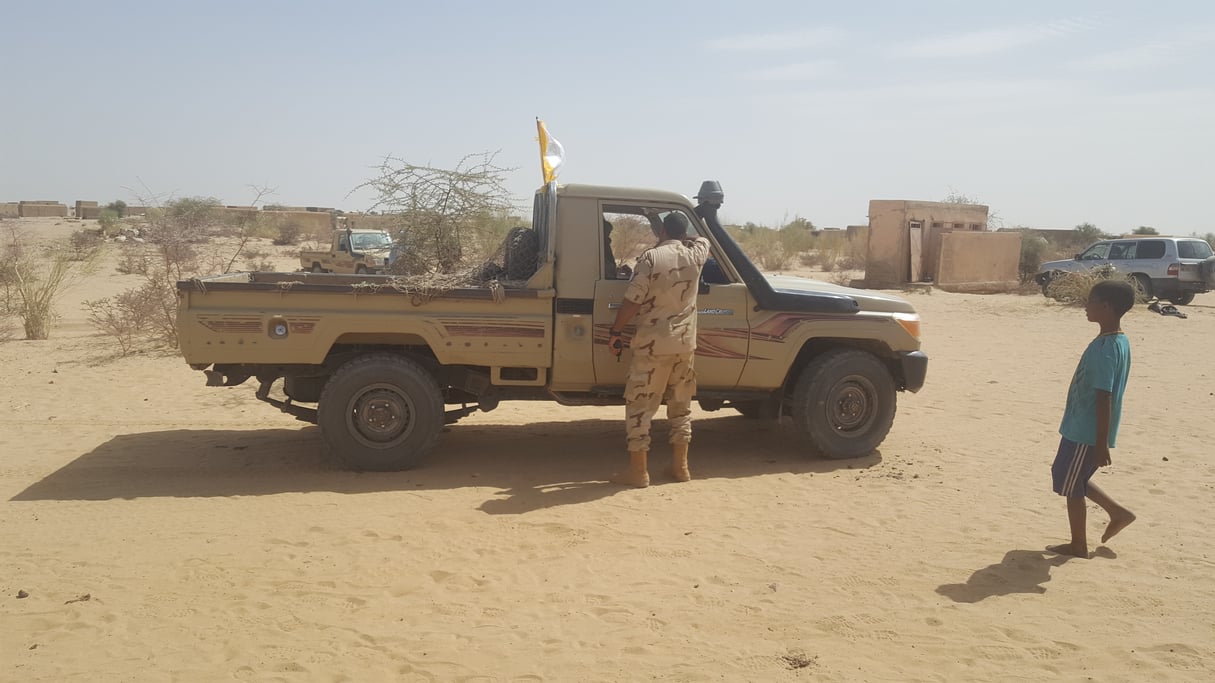 A Koigouma, dans le cercle de Goundam, au Mali, les anciens jihadistes assurent la sécurité du village où sont rentrés quelque 2 000 anciens réfugiés du camp de Mbera, en Mauritanie, fin avril. © Baba Ahmed pour Jeune Afrique