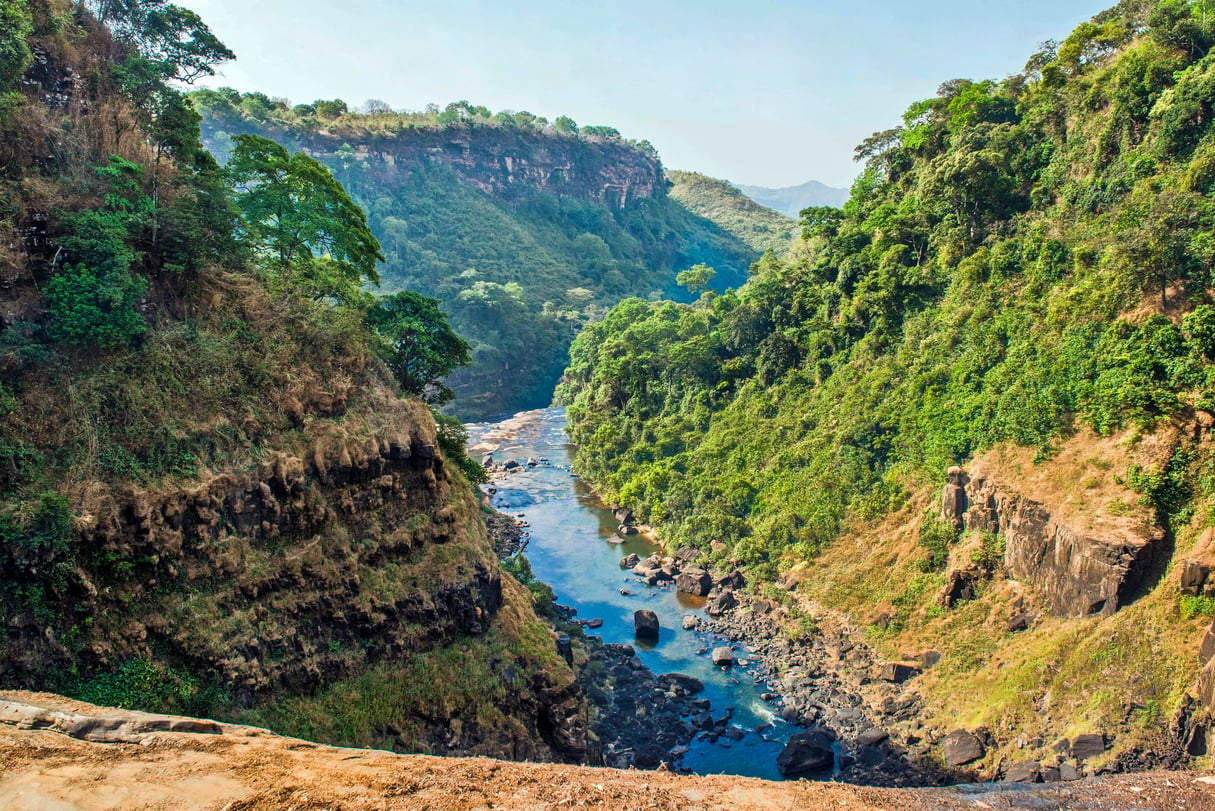 La rivière Kokoulo, quelques mètresen amont des chutes de Kambadaga. &copy; Youri Lenquette