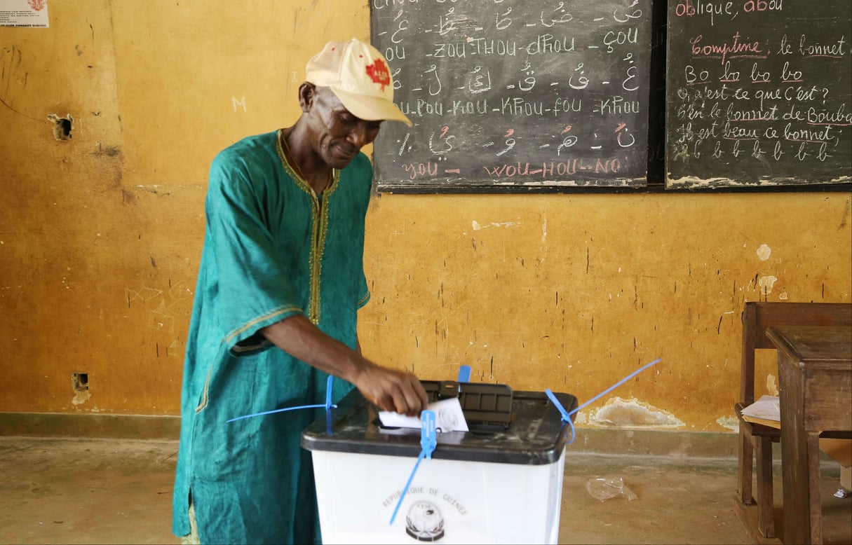 Un électeur dans un bureau de vote de Conakry, en 2015 (archives). © Youssouf Bah/AP/SIPA