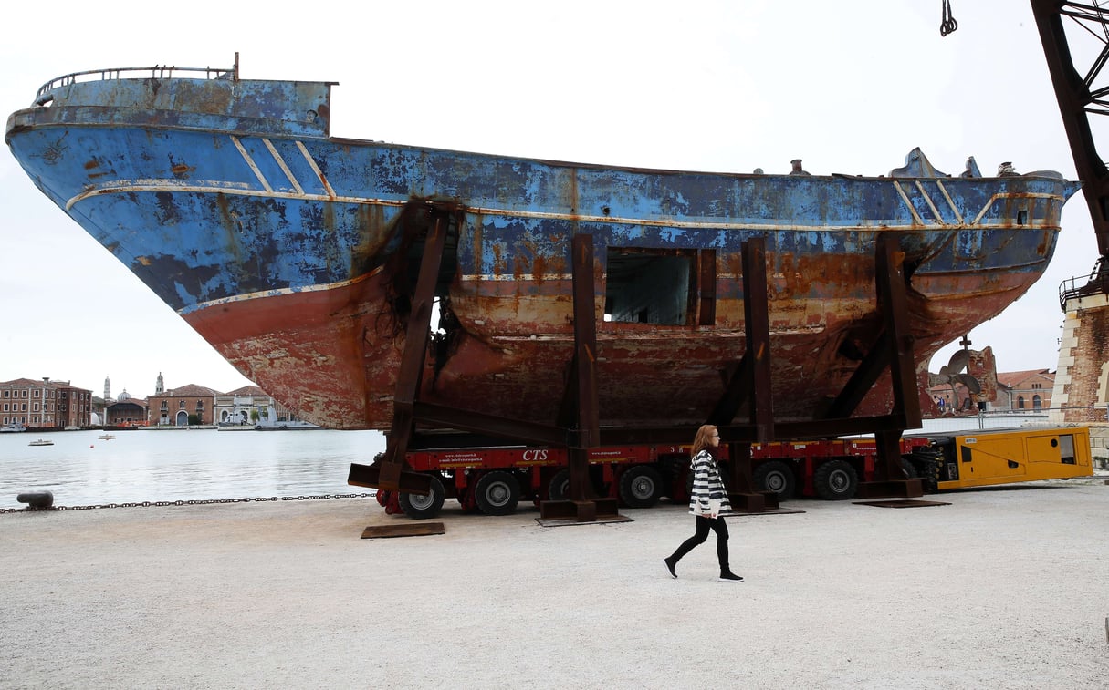 Barca Nostra, le navire dont le naufrage a causé la mort de plus de 700 personnes tentant de rejoindre l'Europe, en 2015, est devenu une oeuvre d'art à la biennale de Venise. &copy; Antonio Calanni/AP/SIPA