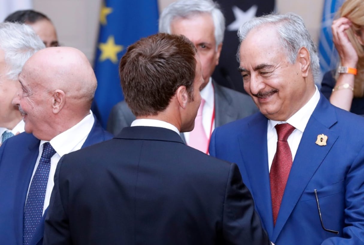 Le général libyen Khalifa Haftar et le président Emmanuel Macron, le 29 mai 2018 à l’Elysée, à Paris. © AFP